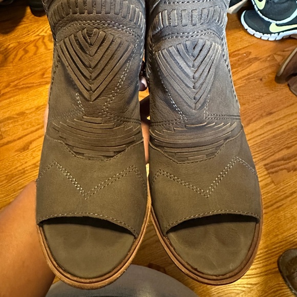 Leather Patterned Healed Sandals - Picture 2 of 7